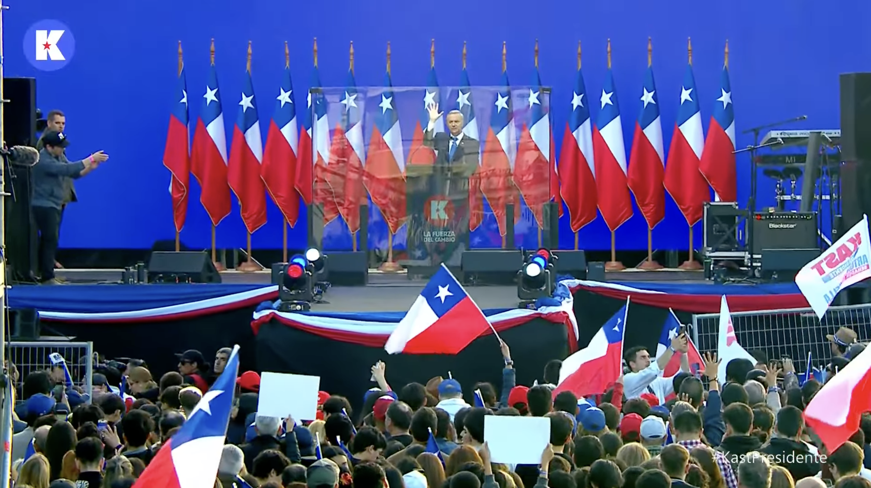 A lo Donald Trump: Kast da discurso detrás de un vidrio blindado por seguridad